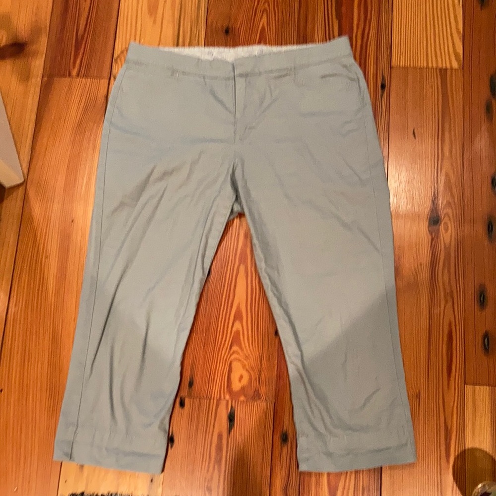 Bandolino Soft Grey Capri Pants - 6